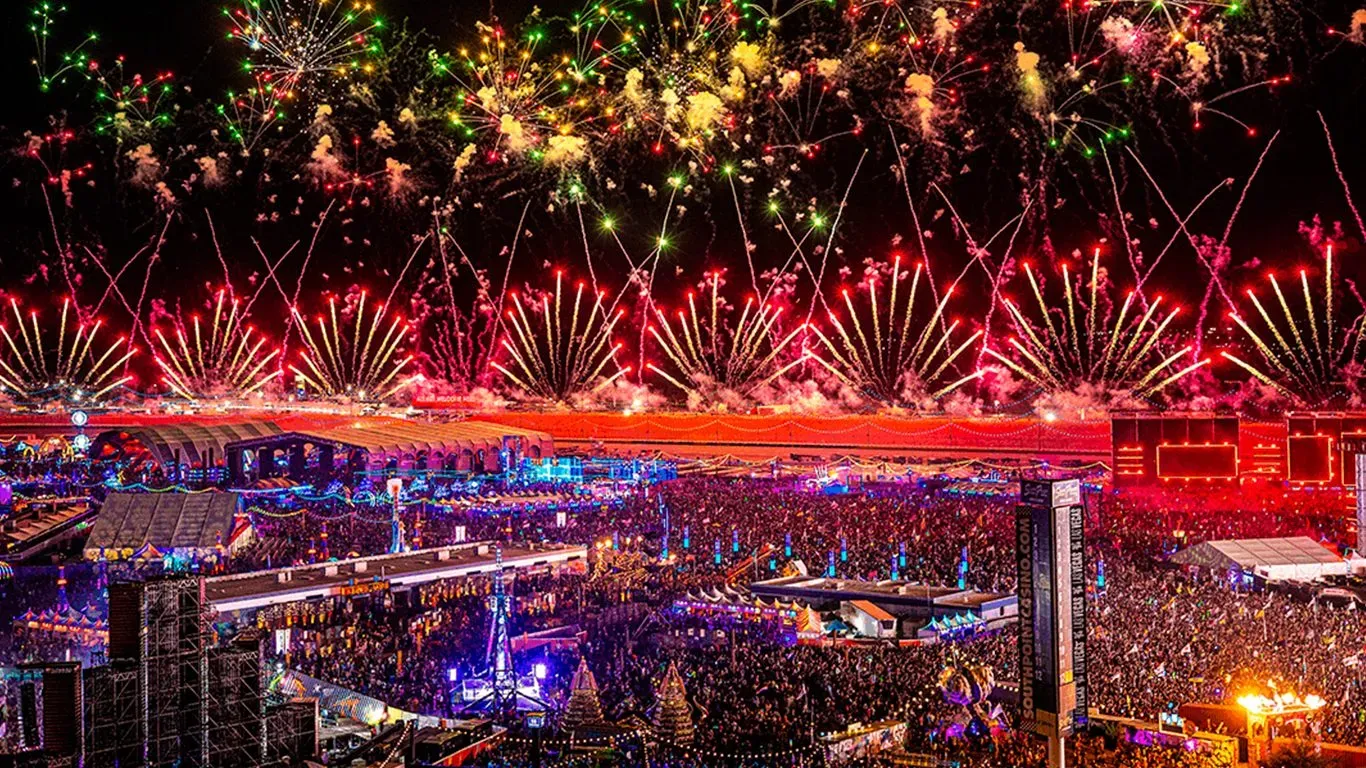 Fuegos artificiales sobre el público de Electric Daisy Carnival