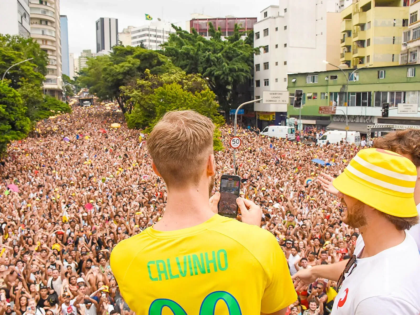 Calvin Harris con playera Calvinho frente a la multitud del carnaval de São Paulo