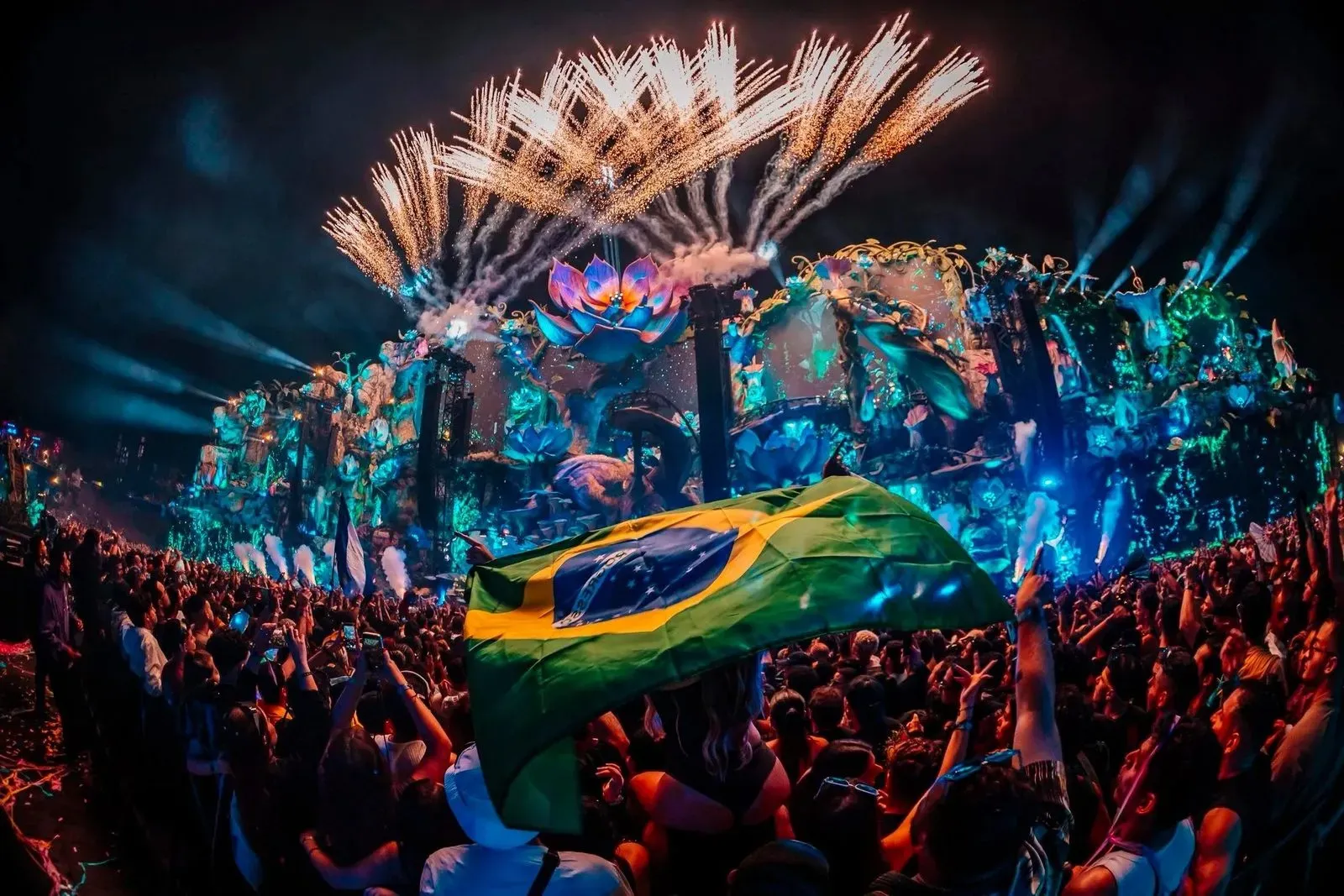 Bandera de Brasil ondeando frente al escenario principal de Tomorrowland