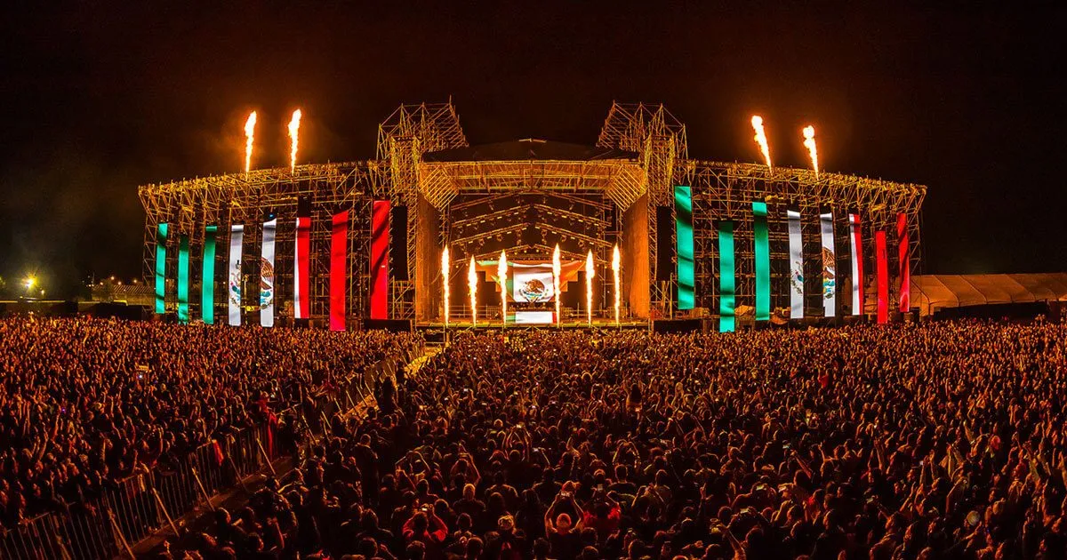 Escenario principal de Ultra México con banderas mexicanas y pirotecnia
