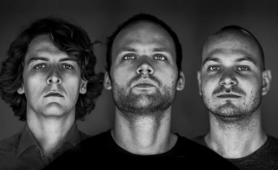 Retrato en blanco y negro de los tres integrantes de Noisia