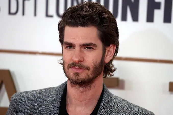 Andrew Garfield dice que no eres DJ “de verdad” si no tocas vinilos
