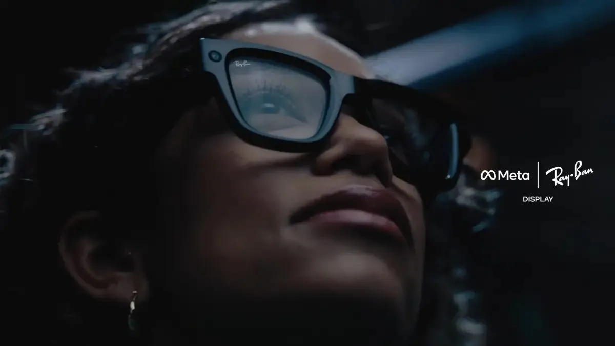 Persona usando las gafas inteligentes Meta Ray-Ban Display