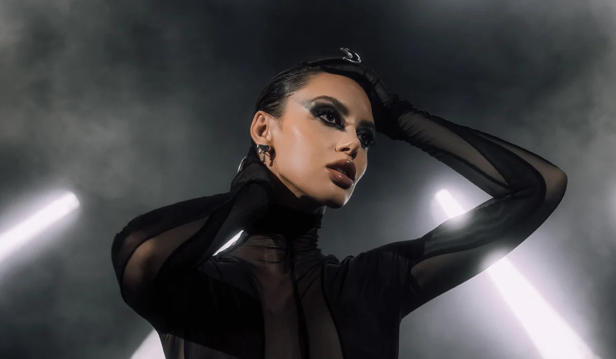 Sara Landry demanda a su antiguo management por el uso de su nombre y Hekate Records